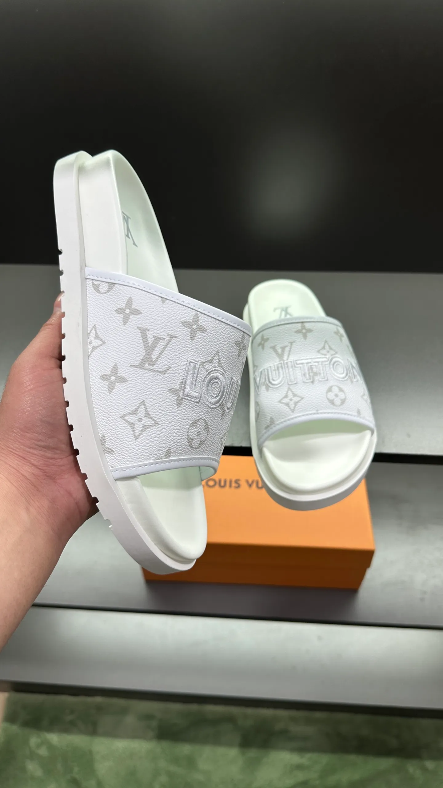 [L Home] P: 300💰Size: 38-45 Top purchasing lv men's summer slippers, classic presbyopia with soft real leather lining, unique color splicing effect, distinctive personality, fashionable and trendy essential style, light and comfortable. Lightweight and tough rubber insole, micro ridged foam outsole, super comfortable!